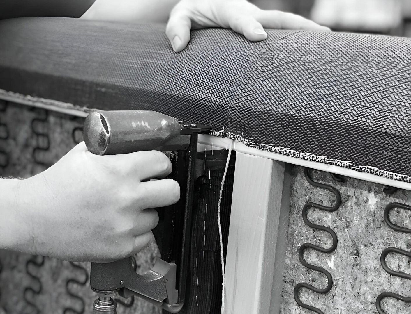 Eine Person verwendet eine Bohrmaschine, um ein Metallstück zu installieren.